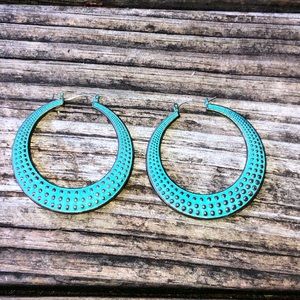 Extremely light weight turquoise color earrings